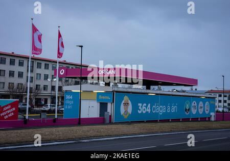 Reykjavik, Islanda - 22 marzo 2022: Stazione di servizio Orkan. Foto Stock