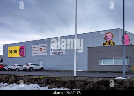 Reykjavik, Islanda - 22 marzo 2022: Negozio di cibo bonus. Maiale rosa come logo aziendale su un edificio. Foto Stock