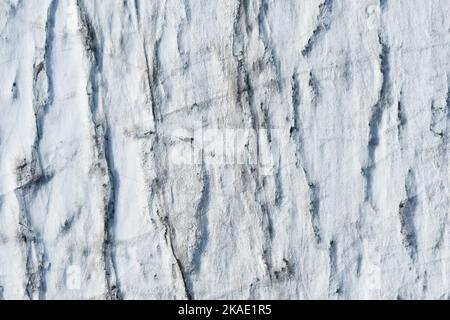 strutture di superficie bianca del ghiacciaio artico a svalbard dall'alto Foto Stock