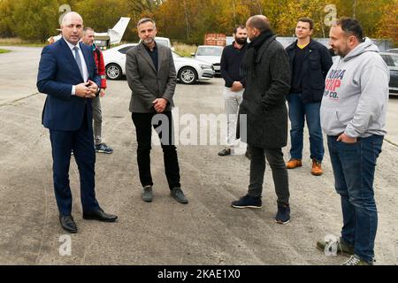 Line, Repubblica Ceca. 02nd Nov 2022. Sindaco di Pilsen Roman Zarzycky, a sinistra, frequenta l'aeroporto di linea nella regione di Pilsen, Repubblica Ceca, 2 novembre 2022. Il governo ceco commissionerà uno studio sui possibili impatti della costruzione della centrale di batterie per auto elettriche del gruppo Volkswagen, un gigafactory, in linea vicino a Plzen, nella zona circostante. Credit: Miroslav Chaloupka/CTK Photo/Alamy Live News Foto Stock