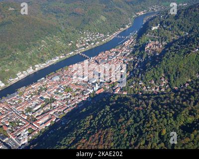 VISTA AEREA. Il centro storico di Heidelberg, sulla riva sinistra del fiume Neckar, con il suo castello medievale in collina. Baden-Württemberg, Germania. Foto Stock