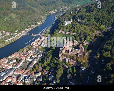 VISTA AEREA. Il centro storico di Heidelberg, sulla riva sinistra del fiume Neckar, con il suo castello medievale in collina. Baden-Württemberg, Germania. Foto Stock