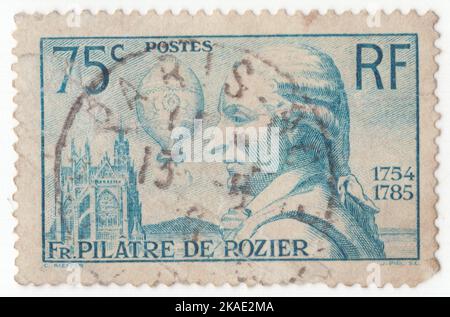 FRANCIA - 1936 giugno 4: Un francobollo blu prussiano da 75 centesimi raffigurante il ritratto di Pilatre de Rozier e della sua Balloon. Fu insegnante di chimica e fisica, e uno dei primi pionieri dell'aviazione. Ha fatto il primo volo libero in mongolfiera con Francois Laurent d'Arlandes il 21 novembre 1783, in mongolfiera. In seguito morì quando il suo pallone si schiantò vicino a Wimereux nel Pas-de-Calais durante un tentativo di volare attraverso la Manica. 150th° anniversario della morte di Jean Francois Pilatre de Rozier, balloonista Foto Stock