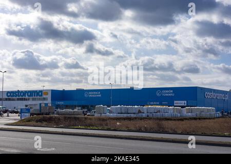 Wroclaw, Polonia - 19 febbraio 2022: Negozio Castorama con materiali da costruzione impilati di fronte all'edificio. Foto Stock