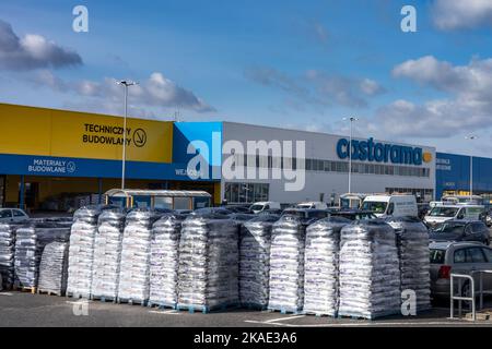 Wroclaw, Polonia - 19 febbraio 2022: Negozio Castorama con materiali da costruzione impilati di fronte all'edificio. Foto Stock