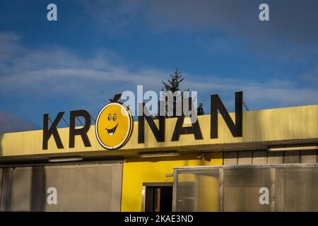 Reykjavik, Islanda - 25 gennaio 2022: Edificio del supermercato Kronan in inverno. Foto Stock