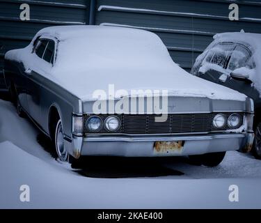 Reykjavik, Islanda - 24 gennaio 2022: Vecchia, abbandonata classica Lincoln Continental auto, coperta di neve. Foto Stock