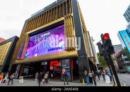 Londra, Regno Unito. 2 novembre 2022. Vista esterna dell'edificio Now, aperto il 1 novembre. Ospita un ampio atrio aperto al pubblico e trasmette contenuti video ed esperienze immersive su schermi LED a 360 gradi all'interno e all'esterno. L'alto edificio a quattro piani si trova vicino alla stazione di Tottenham Court Road ed e' parte del nuovo quartiere di Oouternet che, oltre all'edificio Now, presenta gallerie pubbliche, un locale di musica dal vivo all'avanguardia con 2000 posti e altri spazi per musica e negozi. Credit: Stephen Chung / Alamy Live News Foto Stock