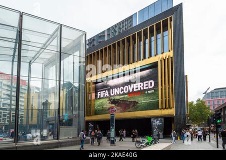 Londra, Regno Unito. 2 novembre 2022. Vista esterna dell'edificio Now, aperto il 1 novembre. Ospita un ampio atrio aperto al pubblico e trasmette contenuti video ed esperienze immersive su schermi LED a 360 gradi all'interno e all'esterno. L'alto edificio a quattro piani si trova vicino alla stazione di Tottenham Court Road ed e' parte del nuovo quartiere di Oouternet che, oltre all'edificio Now, presenta gallerie pubbliche, un locale di musica dal vivo all'avanguardia con 2000 posti e altri spazi per musica e negozi. Credit: Stephen Chung / Alamy Live News Foto Stock