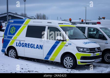 Reykjavik, Islanda - 25 gennaio 2022: Un'auto di polizia islandese Volkswagen Transporter nel parcheggio all'aperto in inverno. Foto Stock