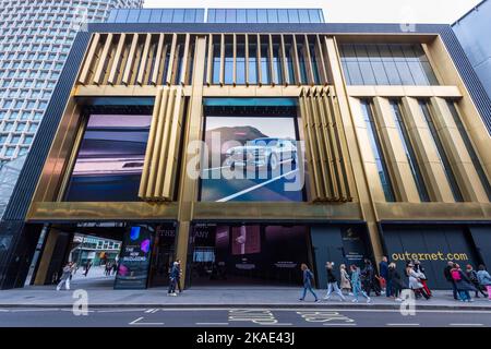 Londra, Regno Unito. 2 novembre 2022. Vista esterna dell'edificio Now, aperto il 1 novembre. Ospita un ampio atrio aperto al pubblico e trasmette contenuti video ed esperienze immersive su schermi LED a 360 gradi all'interno e all'esterno. L'alto edificio a quattro piani si trova vicino alla stazione di Tottenham Court Road ed e' parte del nuovo quartiere di Oouternet che, oltre all'edificio Now, presenta gallerie pubbliche, un locale di musica dal vivo all'avanguardia con 2000 posti e altri spazi per musica e negozi. Credit: Stephen Chung / Alamy Live News Foto Stock