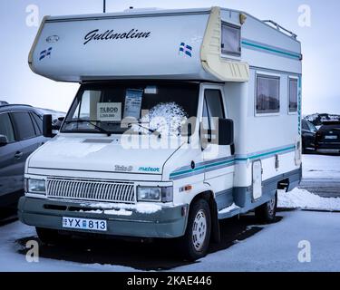 Reykjavik, Islanda - 25 gennaio 2022: Un vecchio camper Fiat classico in vendita, parcheggiato al mercato all'aperto in inverno. Foto Stock