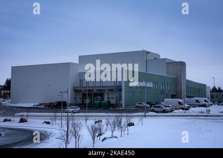 Reykjavik, Islanda - 25 gennaio 2022: Edificio degli uffici del quotidiano islandese Morgunbladid, durante una giornata invernale. Foto Stock