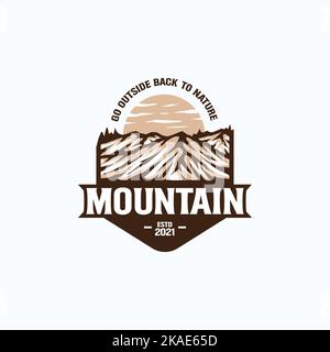 Un disegno vettoriale di avventura in montagna e modello di logo all'aperto con testo montagna, concetto di campeggio Illustrazione Vettoriale