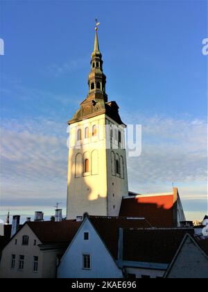 Una foto verticale della Chiesa e del Museo di San Nicola a Tallinn, Estonia Foto Stock