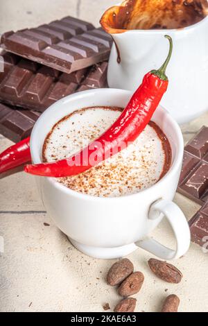 Vacanza fatta in casa piccante messicano Hot Chocolate, cioccolata calda bevanda di cacao con panna montata rosso peperoncino spazio copia Foto Stock