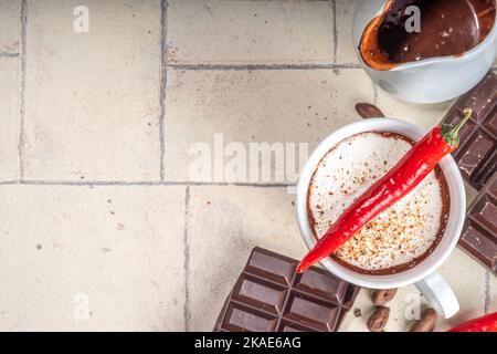 Vacanza fatta in casa piccante messicano Hot Chocolate, cioccolata calda bevanda di cacao con panna montata rosso peperoncino spazio copia Foto Stock