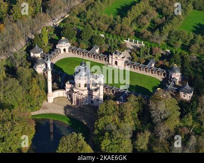 VISTA AEREA. La Moschea nel giardino del Palazzo Schwetzingen. Baden-Württemberg, Germania. Foto Stock