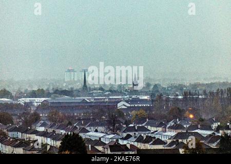 Glasgow, Scozia, Regno Unito 2nd novembre 2022. UK Weather: Wet and Windy come vediamo Storm Claudio nel nord della città come si concatena in sopra paisley e Ayrshire e paisley scompare sotto un velo di pioggia. Credit Gerard Ferry/Alamy Live News Foto Stock