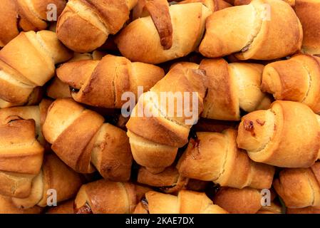 Sfondo di croissant o panini ritorti primo piano. Prodotti da forno Foto Stock
