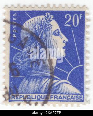 FRANCIA - 1957: Vermiglio ultramarino di 20 franchi raffigurante Marianne - personificazione nazionale della Repubblica francese dopo la Rivoluzione francese, come personificazione della libertà, dell'uguaglianza, della fraternità e della ragione, nonché come rappresentazione della Dea della libertà. È raffigurata nel Trionfo della Repubblica, una scultura in bronzo che domina Place de la Nation a Parigi. Come icona nazionale Marianne rappresenta l'opposizione alla monarchia e al campionato di libertà e democrazia contro ogni forma di oppressione. Marianne indossava anche una cockade e una berretto frigio rosso Foto Stock