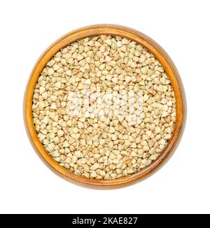 Grani comuni di grano saraceno in una ciotola di legno. Semi sbucciati di Fagopyrum esculentum, noto anche come grano saraceno giapponese o argenteo. Foto Stock