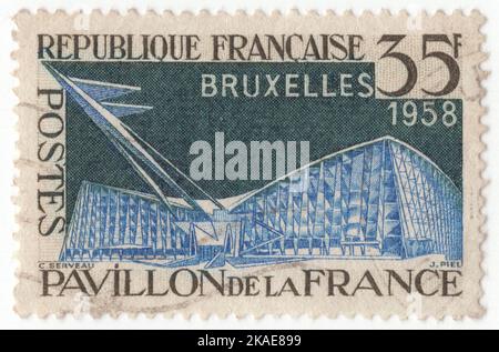 FRANCIA - 1958 aprile 12: Francobollo marrone, verde scuro e blu da 35 franchi raffigurante il Padiglione Francese Expo-58, Bruxelles. Rilasciato per l'esposizione universale e internazionale a Bruxelles. Expo 58, conosciuta anche come la Fiera mondiale di Bruxelles del 1958, è stata una fiera mondiale che si è tenuta sull'altopiano Heysel a Bruxelles, in Belgio, dal 17 aprile al 19 ottobre 1958. Fu la prima grande fiera mondiale registrata sotto il Bureau International des Expositions (BIE) dopo la seconda guerra mondiale Foto Stock