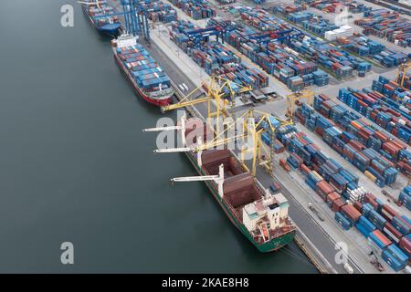 Nakhodka, Russia - 5 agosto 2022: Pile di container e navi marittime in porto, la vista dall'alto. Foto Stock