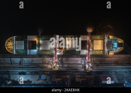 Nakhodka, Russia - 8 agosto 2022: Le navi marittime sono caricate in un ormeggio di notte. Foto Stock