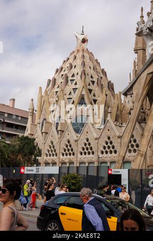 Uno scatto verticale del Chiostro di nostra Signora dei Dolours visto dal livello della strada, Barcellona, Spagna Foto Stock