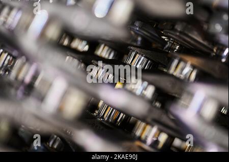 Primo piano dell'albero motore di un'automobile. I perni di banco dell'albero lucidati sono visibili. Produzione di assemblaggio di motori per automobili Foto Stock