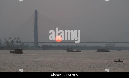 Un panorama del tramonto sul Ponte Jiujiang 2nd Yangtze Foto Stock