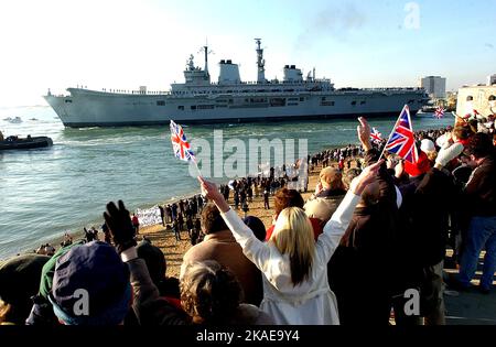 HMS ARK ROYAL LASCIA PORTSMOUTH. PIC MIKE WALKER, 2003 Foto Stock