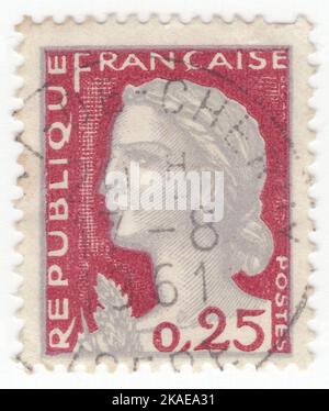 FRANCIA - 1960 giugno 18: Un francobollo grigio e un lago da 25 centesimi raffigurante Marianne, personificazione nazionale della Repubblica francese dopo la Rivoluzione francese, come personificazione della libertà, dell'uguaglianza, della fraternità e della ragione, nonché una rappresentazione della dea della libertà. È raffigurata nel Trionfo della Repubblica, una scultura in bronzo che domina Place de la Nation a Parigi. Come icona nazionale Marianne rappresenta l'opposizione alla monarchia e al campionato di libertà e democrazia contro ogni forma di oppressione. Marianne indossava anche una cockade e una berretto frigio rosso Foto Stock