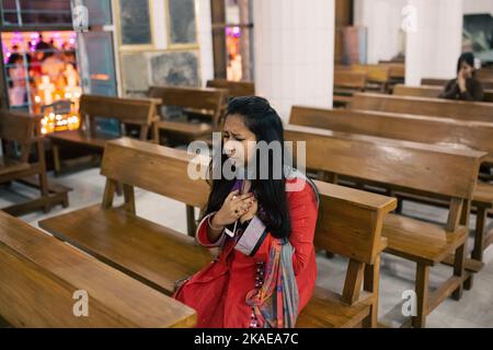 Dhaka, Dhaka, Bangladesh. 2nd Nov 2022. All Souls Day è osservato dai cristiani del Bangladesh al cimitero della chiesa del Santo Rosario a Farmgate. La festosa festa conosciuta come All Souls' Day ricorda il fedelmente andato. L'eleganza di queste preghiere tranquille conforta non solo i propri cari, ma anche tutte le anime devote che sono condannate al purgatorio. 2 novembre 2022. (Credit Image: © Nayem Shaan/ZUMA Press Wire) Foto Stock