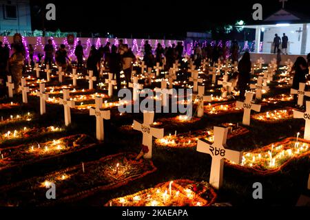 Dhaka, Bangladesh. 2nd Nov 2022. I cristiani cattolici di tutto il mondo osservano la Giornata dell'anima intera che celebra una giornata di preghiere per la pace dei morti, il secondo giorno di novembre di ogni anno. I devoti cristiani hanno messo ghirlande e candele accese nel cimitero dopo le preghiere della sera nella chiesa del Santo Rosario, Tejgaon a Dhaka, Bangladesh. (Credit Image: © Md. Rakibul Hasan/ZUMA Press Wire) Credit: ZUMA Press, Inc./Alamy Live News Foto Stock