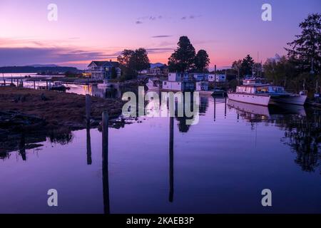 Barche ormeggiate sul fiume Samish, Skagit County, Washington, USA Foto Stock