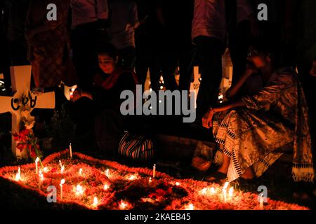 Dhaka, Bangladesh. 2nd Nov 2022. I cristiani cattolici di tutto il mondo osservano la Giornata dell'anima intera che celebra una giornata di preghiere per la pace dei morti, il secondo giorno di novembre di ogni anno. I devoti cristiani hanno messo ghirlande e candele accese nel cimitero dopo le preghiere della sera nella chiesa del Santo Rosario, Tejgaon a Dhaka, Bangladesh. (Credit Image: © Md. Rakibul Hasan/ZUMA Press Wire) Credit: ZUMA Press, Inc./Alamy Live News Foto Stock