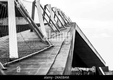 Tetto in cemento di un edificio con dettagli in metallo angolo basso Foto Stock