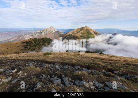 Velky Rozsutec e Stol, vista da Poludnovy Grun, Lesser Fatra, Slovacchia, Europa - bellissimo paesaggio e la natura con le montagne in autunno e fa Foto Stock