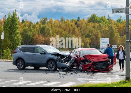 Rouyn-Noranda, Quebec, Canada, 2022-09-26 - incidente che ha coinvolto due auto in un giorno d'autunno, con i soccorritori Foto Stock