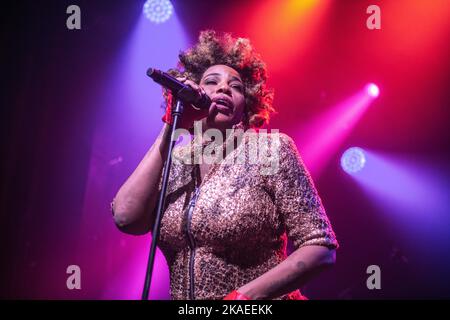 Macy Gray si esibisce alla Sala Apolo, Barcellona, 15 ottobre 2022. Fotografo: ALE Espaliat Foto Stock