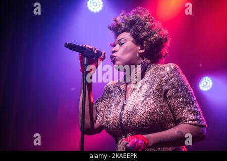 Macy Gray si esibisce alla Sala Apolo, Barcellona, 15 ottobre 2022. Fotografo: ALE Espaliat Foto Stock