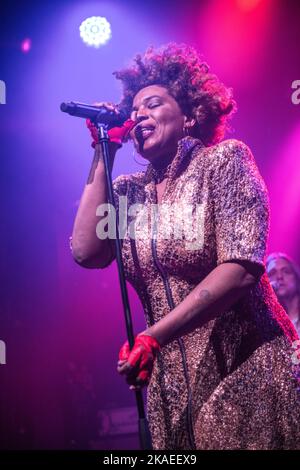 Macy Gray si esibisce alla Sala Apolo, Barcellona, 15 ottobre 2022. Fotografo: ALE Espaliat Foto Stock