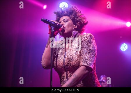 Macy Gray si esibisce alla Sala Apolo, Barcellona, 15 ottobre 2022. Fotografo: ALE Espaliat Foto Stock