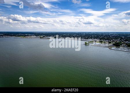 Una vista aerea del quartiere di Cedar Point sotto un cielo nuvoloso blu Foto Stock