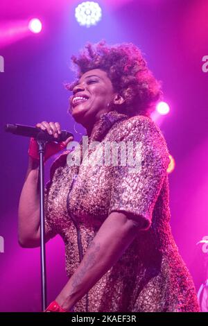 Macy Gray si esibisce alla Sala Apolo, Barcellona, 15 ottobre 2022. Fotografo: ALE Espaliat Foto Stock