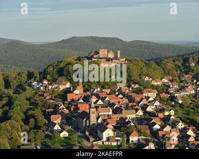 VISTA AEREA. Castello medievale di Lichtenberg che domina il villaggio omonimo. Bas-Rhin, Alsazia, Grand Est, Francia. Foto Stock