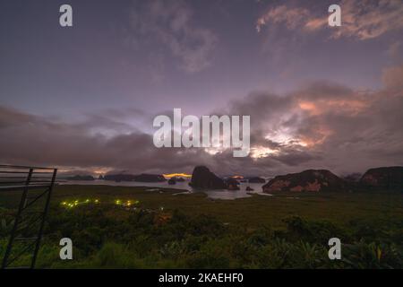 Veduta aerea dell'alba a Samet Nangshe, delle colline della valle di montagna e degli alberi tropicali verdi della foresta all'alba con l'arcipelago nel mare delle Andamane a Phang Nga Foto Stock