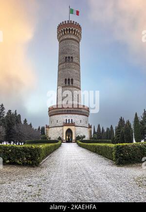 Desenzano, Italia: 03-02-2022: La monumentale torre di San Martino della Battaglia Foto Stock